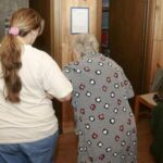 O badantă din Italia cere 100.000 de euro de la copiii bătrânei asistate, ca plată pentru orele suplimentare lucrate