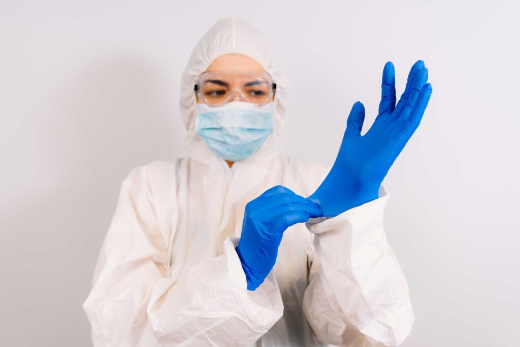 O nouă bacterie rezistentă la antibiotice face ravagii. Afectează intestinul şi provoacă febră sau crampe