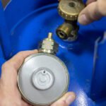 Escrocherie imobiliară lângă București: gaz de la butelii îngropate și apă de la rezervorul din pod. Cum a ieșit totul la iveală