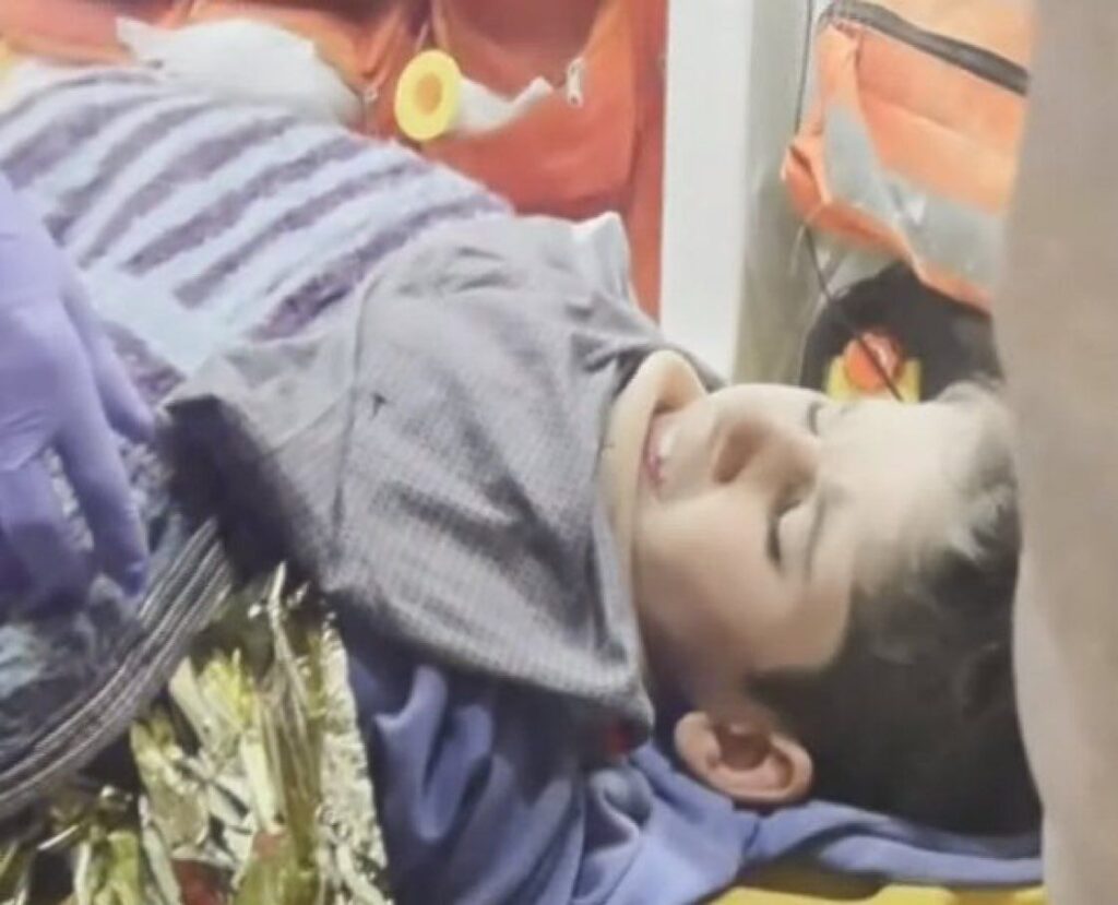 Miracolele continuă în Turcia. Trei tineri scoși în viață de sub dărâmături, după 11 zile