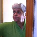 O femeie din Brăila sună cel puţin o dată pe oră la 112. Operatorii o cunosc deja după voce. Se simte ameninţată de o persoană pe care nu a văzut-o