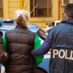 O badantă moldoveancă din Italia a furat 55.000 de euro de la fiul bătrânei pe care o asista