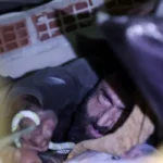 Era îngropat de viu sub o placă de beton, chiar lângă trupurile neînsuflețite ale soției și fiicelor lui. Bărbatul a fost salvat din ruinele propriei case. Are inima distrusă FOTO