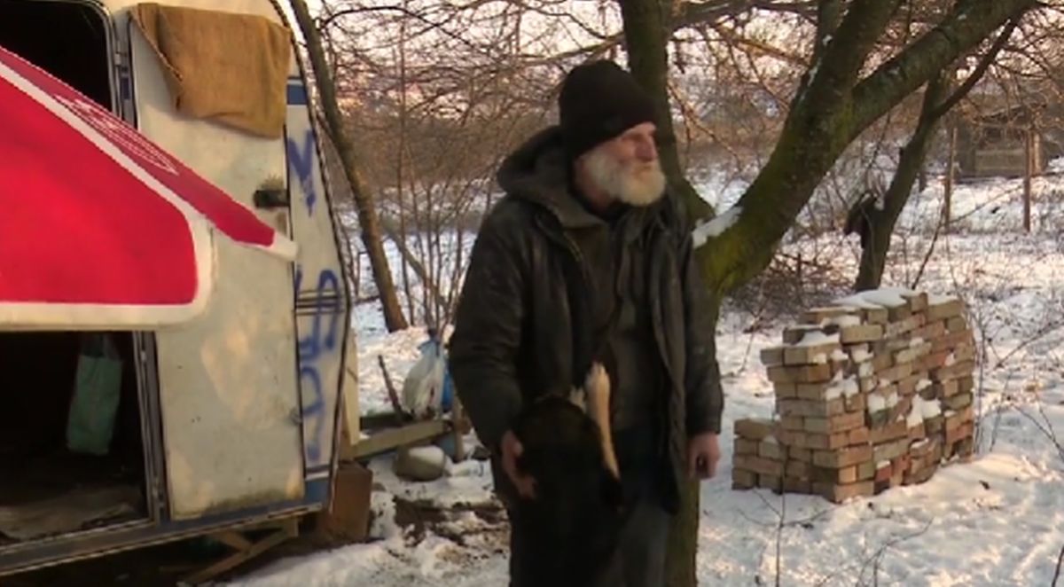 La 60 de ani, Viorel trăiește într-o rulotă vandalizată, după ce nepotul i-a luat casa