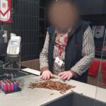 Ce a pățit o casieriță de la un supermarket în care nu se dă rest. Un client s-a răzbunat pentru că se "fură" la casă