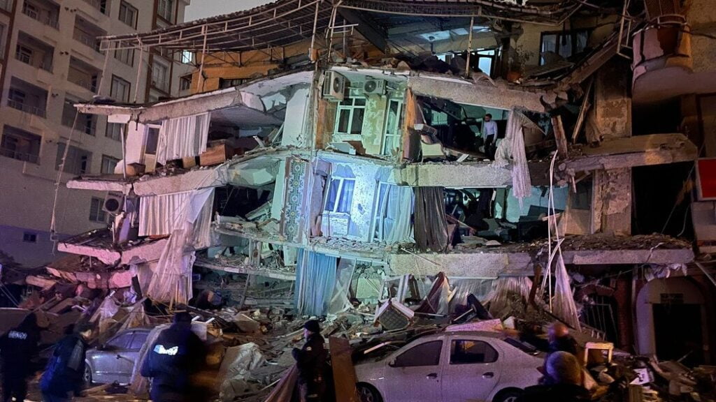 Cutremur de 7,4 grade din Turcia. Sunt peste 250 de morți și mii de răniți. Imagini cu seismul devastator
