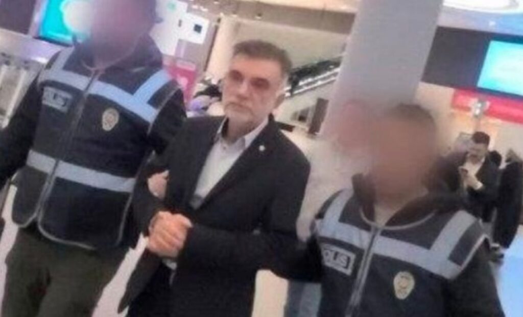 Dezvoltatorul blocului care s-a rupt în două la cutremur, prins când încerca să fugă din țară. Sute de oameni au murit prinși sub dărâmături