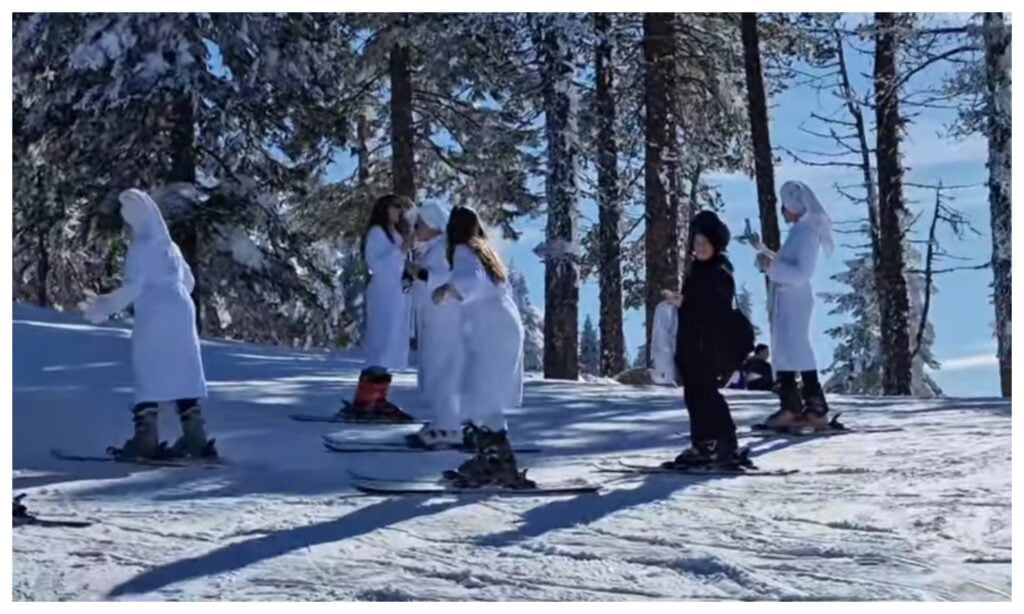 Cum au apărut îmbrăcate 5 turiste pe pârtia din Poiana Brașov. Oamenii s-au uitat lung la ele!
