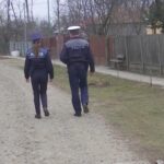 Bărbat din Suceava împușcat în picior, după ce a amenințat poliţiştii cu un topor. Mai înainte îşi agresase fratele şi cumnata