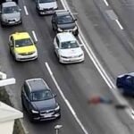 Bărbat căzut în plină zi, lăsat să zacă pe o stradă din Alba Iulia. Mașinile îl ocolesc fără să oprească