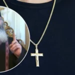 Părintele Calistrat dezvăluie importanţa purtării cruciuliţei la gât: „Este Sfânta Masă de jertfă, pe care a stat Domnul nostru Iisus Hristos”