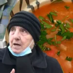 Drama unei pensionare, banii de pensie nu-i ajung nici măcar pentru mâncare. „Mănânc 7 zile dintr-o ciorbă. A doua zi mai adaug o cană de apă ca să nu se altereze”