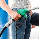 Zeci de şoferi au alimentat cu benzină gratis, după ce un bărbat a descoperit un truc la benzinărie