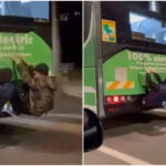 Doi copii, filmaţi plimbându-se agăţaţi de un troleibuz în Braşov