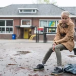 Un băiețel le cere părinților să adopte o fetiță abandonată, mama realizează că este fiica ei biologică