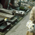 Bătrân mort în Italia pe mormântul soției sale, sub privirea îngrozită a badantei