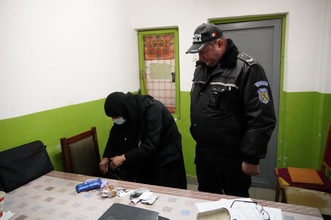 Bărbat deghizat în măicuță, prins cerșind în Bacău. În urmă cu trei ani, "măicuța" se afla în Capitală