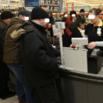 Gest impresionant într-un supermarket din Satu Mare. Ce s-a întâmplat cu un bătrânel care n-a avut suficienți bani