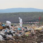 Bebeluș găsit mort la groapa de gunoi din Oravița. Trupul micuței fusese pus într-o pungă