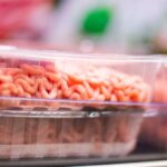 Carne cu plastic, vândută într-un supermarket din Bucureşti: "E carne artificială?"