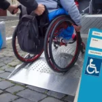 Peste 50 de angajaţi ai unei instituţii din Vaslui sunt „handicapaţi” în acte. Un orb conduce maşina instituţiei