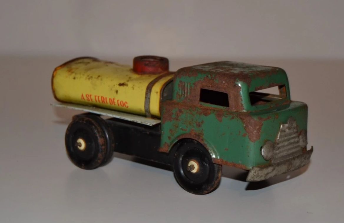 Le mai ai și tu pe acasă? Jucăriile din comunism valorează acum o mică avere!