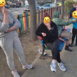Ce au pățit două "doamne" din Craiova care aruncau coji de semințe pe jos, într-un parc