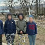 Zeci de copii dintr-un sat din Vaslui învață într-un cimitir. DSP vrea să-i mute, dar părinții nu sunt de acord