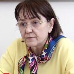 Reacția halucinantă a unei mame chemate la școală după ce fiica ei a fost prinsă drogată în baie