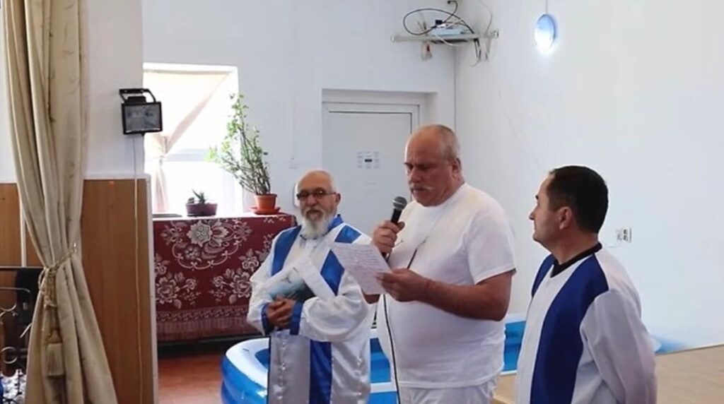 Imagini surprinzătoare cu Gheorghe Dincă în penitenciar. "Monstrul din Caracal" s-a pocăit, îmbrăcat în alb, pe acorduri de chitară: "Sper ca Dumnezeu să mă ierte"
