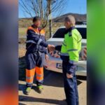 În prima sa zi ca angajat al firmei de salubritate, Marius a găsit o sacoşă plină cu bani. Reacţia bărbatului i-a impresionat pe poliţiştii din Bistriţa