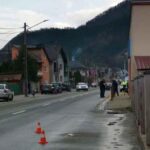 Femeie înjunghiată în gât şi în abdomen de soţul de care încerca să divorţeze. Bărbatul, găsit spânzurat în magazia de lângă bloc