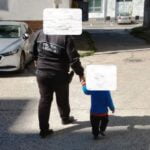 Copil de 2 ani desculţ şi îmbrăcat subţire, găsit rătăcind pe străzile din Brăila. Mama copilului era plecată în vizită la nişte rude