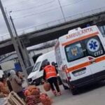 "O nebunie curată". Un ambulanţier din Iaşi, surprins cu autospeciala la piaţă. A încărcat un sac cu cartofi fix în locul unde stau pacienţii