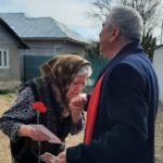 Primar PSD, pupat pe mână de o bătrână căreia i-a dat o garoafă de 8 martie: "Mi s-a rupt sufletul când am văzut această poză"