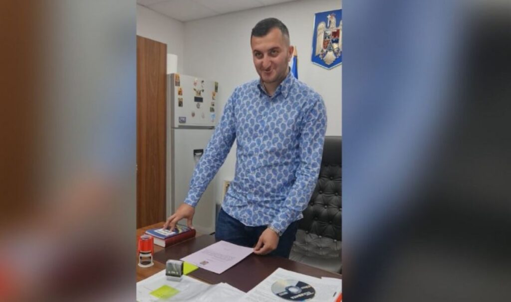 Un tânăr angajat la o primărie din Gorj, pus să jure pe Biblie că-și va face datoria