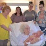 Șase generații într-o singură imagine! O bătrână de 98 de ani își ține în brațe stră-stră-strănepoata