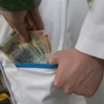 Șefă de spital din România, prinsă că dormea pe perne pline cu bani