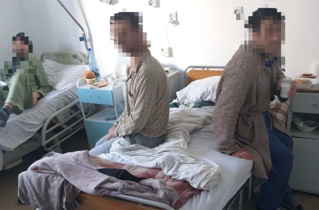 Imagini de coșmar într-un mare spital din România. Pacienții, nevoiți să stea câte doi în pat