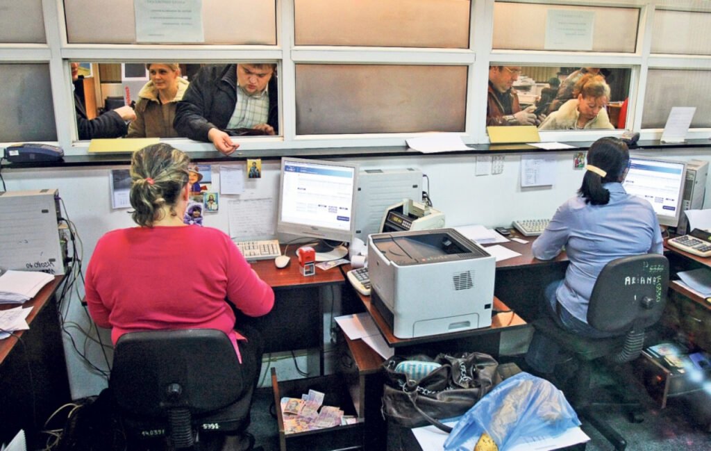 Lovitură pentru bugetari! "Ori tăiem salariile ori reducem numărul de angajaţi la stat"