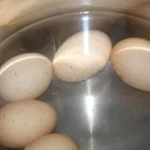 Ce să pui în apa în care fierbi ouăle de Paște, ca să se curețe foarte repede și frumos