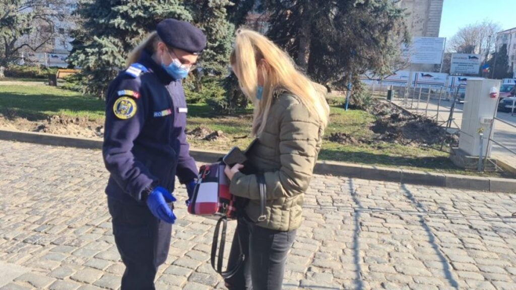 Percheziții corporale și scannere în școli după cazul profesoarelor atacate şi umilite