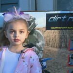 O fetiță de 5 ani a comandat de pe telefonul mamei 10 perechi de cizme, 10 motociclete și un jeep pentru copii