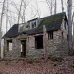 Un bărbat a găsit această casă părăsită și a intrat în ea! Imediat a rămas uimit de ce a descoperit