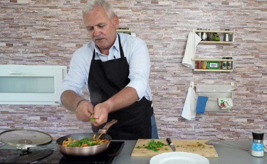 Liviu Dragnea s-a apucat de gătit pe YouTube și și-a atras numeroase critici: "Din pârnaie, la tigaie"