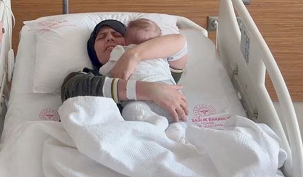 „Copilul miracol”, fetița care a supraviețuit 5 zile sub dărâmături în Turcia, reunită cu mama ei la două luni după cutremur