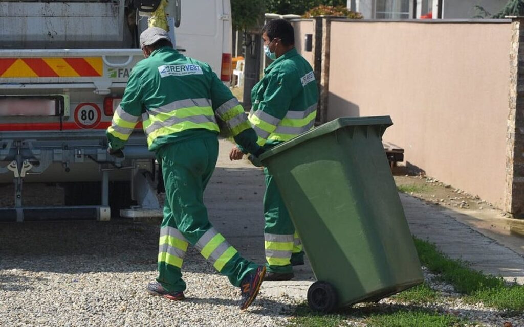 Când au văzut afișul publicat de instituție, românii s-au revoltat: "Pentru muncă suntem buni și dacă suntem analfabeți, dar pentru un act sau vreo chestie necesară, trebuie germană" https://stiriromania.ro/romanii-discriminati-de-o-institutie-din-germania-nota-pentru-clientii-romani/