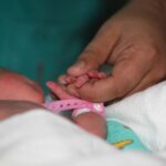 Se caută părinte surogat pentru un bebeluș orfan, aflat în stare critică