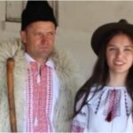 La doar 15 ani, Corina merge la școală și are grijă de 400 de oi, alături de părinți: "Sunt și colegi care mă jignesc. E greu să ajungi unde am ajuns noi"