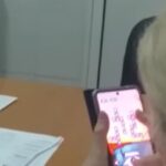 "Vrei să te trimit acu la alt spital? Dacă eşti obraznic, te trimit şi-n altă parte". Reacţia unui medic după ce un pacient a filmat-o jucându-se pe telefon, în gardă